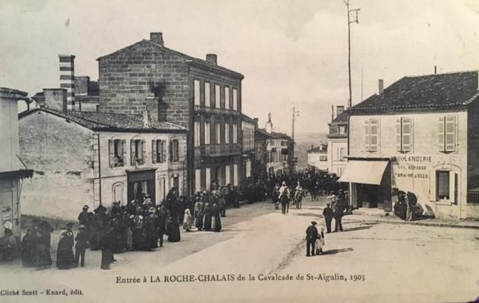 Cavalcade sur la place de l'Église, 1905